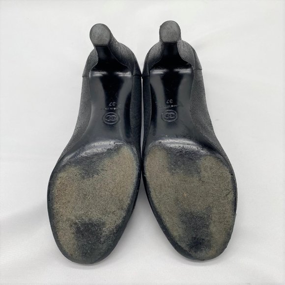 Chanel Black Lambskin Pumps with Silver CC on Toe - Picture 6 of 10